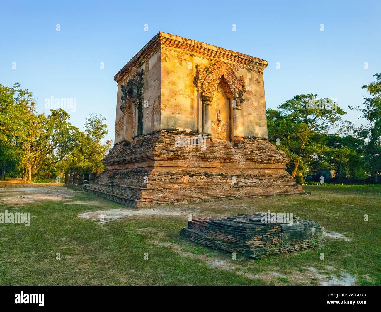 Temple Wat Thraphang Thong Lang à Sukhothai, site du patrimoine mondial de l'UNESCO, Thaïlande Banque D'Images