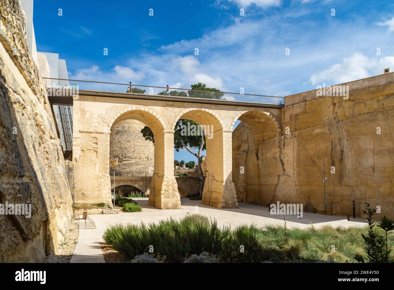 La Valette, Malte - 1 juin 2020 : vue de l'intérieur du Grand fossé de la Valette du pont de la porte de la ville, du pont ferroviaire et du bastion Saint James. Banque D'Images
