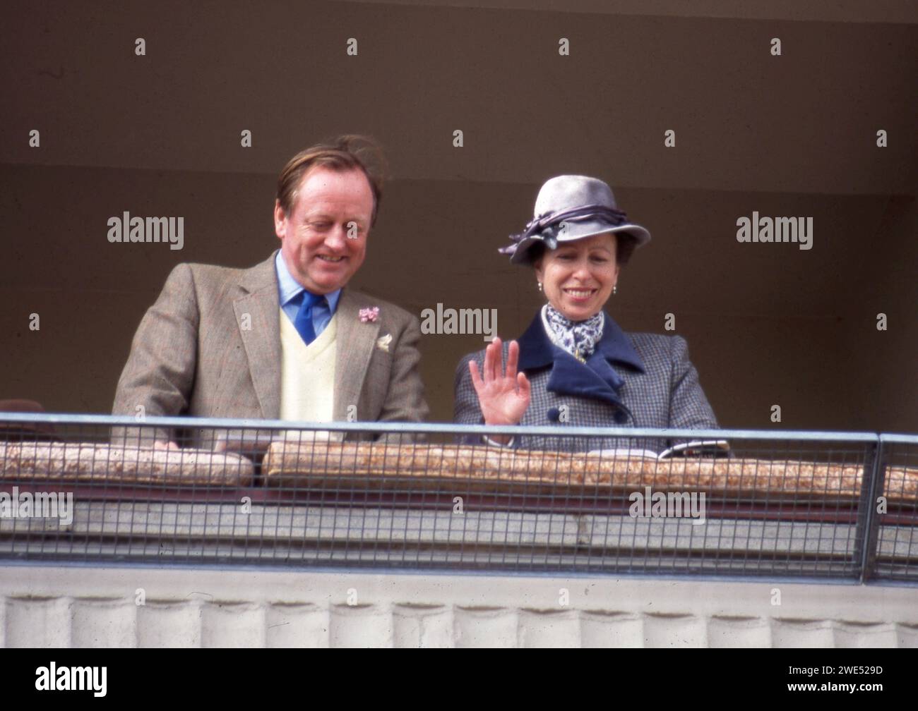 Princess Anne et Andrew Parker-Bowles aux courses de Cheltenham, 13 mars 1997 photo par les Archives Henshaw Banque D'Images