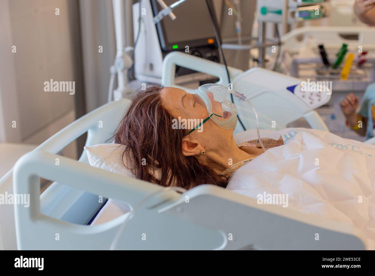 Moscou, région de Moscou, Russie - 03.09.2023:formation pédagogique mannequin médical réaliste d'une femme allongée sur un lit d'hôpital Banque D'Images