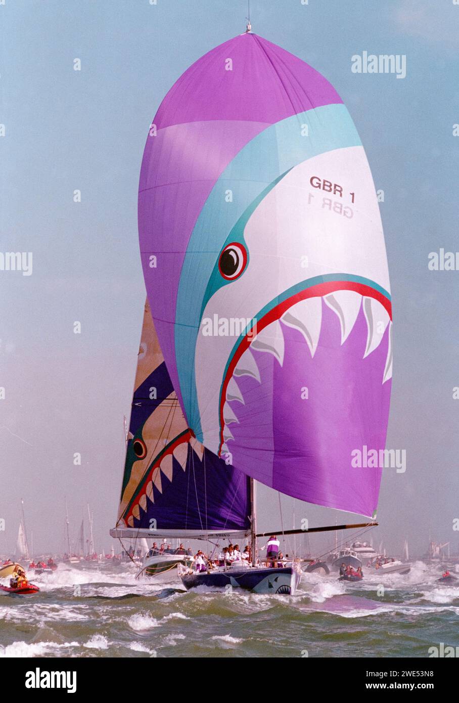 Yachts en compétition au début de la course Whitbread Round the World Race 1997-1998 dans le Solent Hampshire, Angleterre, Royaume-Uni - vue de l'entrée britannique Silk Cut skippered par Lawrie Smith 21 septembre 1997 Banque D'Images