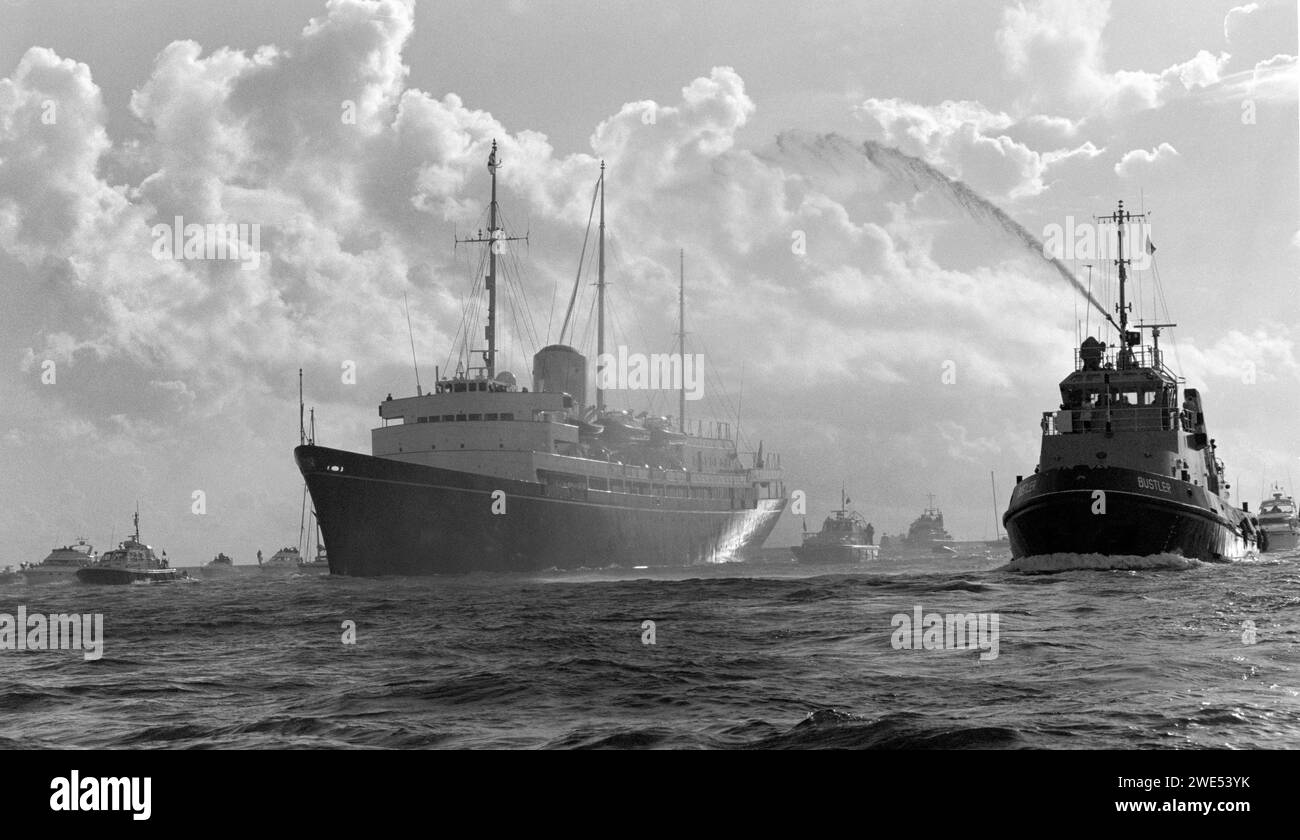 Samedi 22 novembre 1997 le yacht de sa Majesté Britannia revient à Portsmouth en volant son pennant de paiement pour la dernière fois avant d'être mis hors service le 11 décembre 1997, Portsmouth, Hampshire, Angleterre, Royaume-Uni Banque D'Images