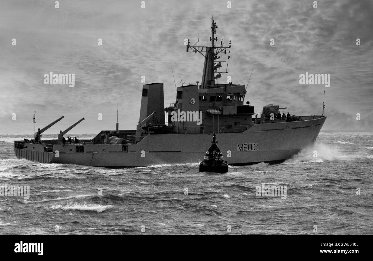 HMS Spey M2013 un dragueur de mines de classe fluviale de la Royal Navy britannique approchant du port de Portsmouth par mer agitée, le Solent, Portsmouth, Hampshire, Angleterre, Royaume-Uni Banque D'Images