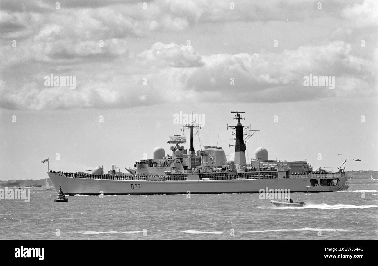 HMS Edinburgh (D97) destructeur de type 42 (lot 3) de la Marine royale quittant le port de Portsmouth à l'occasion du débarquement du 50th juin 1994. Banque D'Images