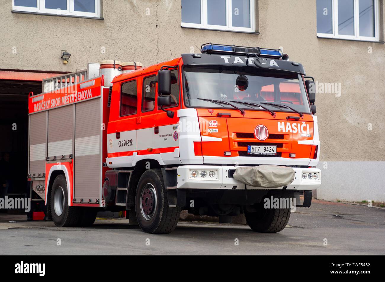 SENOV, RÉPUBLIQUE TCHÈQUE - 6 FÉVRIER 2016 : camion de pompiers Tatra 815 Terrno1 cas 20-S2R devant la caserne de pompiers Banque D'Images