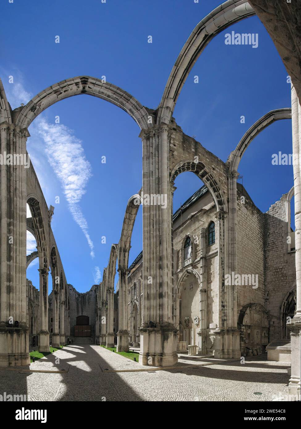 Ruines de l'église gothique du couvent du Carmo alias notre Dame du Mont Carmel. La nef et les arches sans toit témoignent du tremblement de terre de 1755 tha Banque D'Images