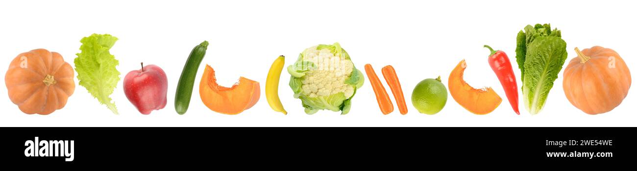 Fruits et légumes frais coupés isolés sur fond blanc Banque D'Images