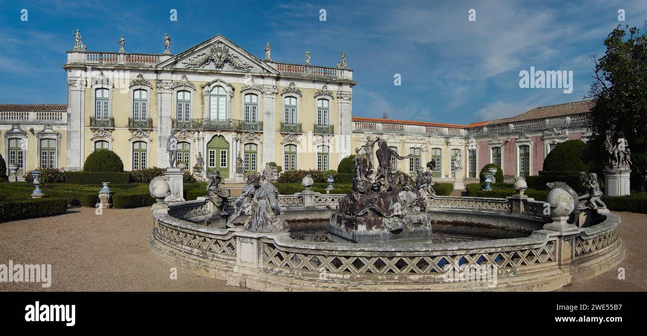 Palais national Palacio Nacional de Queluz. Lago de Neptuno aka Lac Neptune et Fachada das Cerimonias aka Cerimonial façade. Sintra, Portugal Banque D'Images