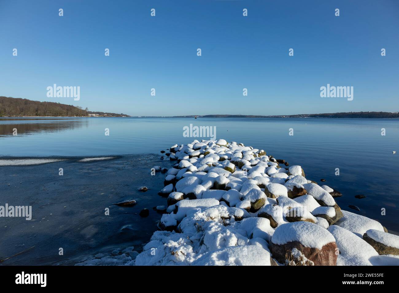 Hiver sur le fjord de Flensburg à Harrislee. La petite communauté se trouve à la frontière avec le Danemark. Banque D'Images