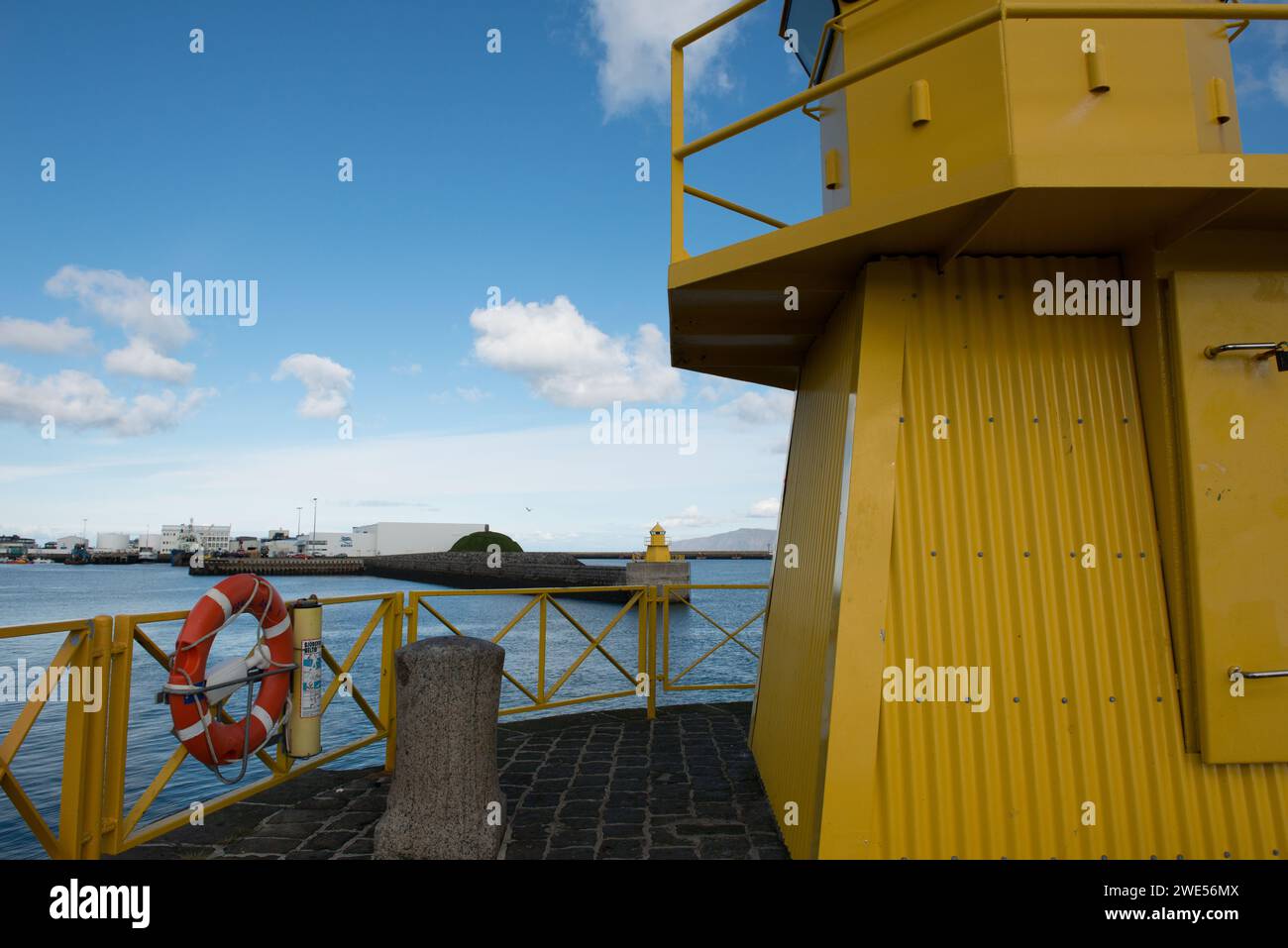 Les phares jaunes du port de Reykjavik, en Islande, où de nombreuses excursions d'observation des baleines, la pêche et les bateaux de plaisance passent dans la baie de Faxaflói. Banque D'Images