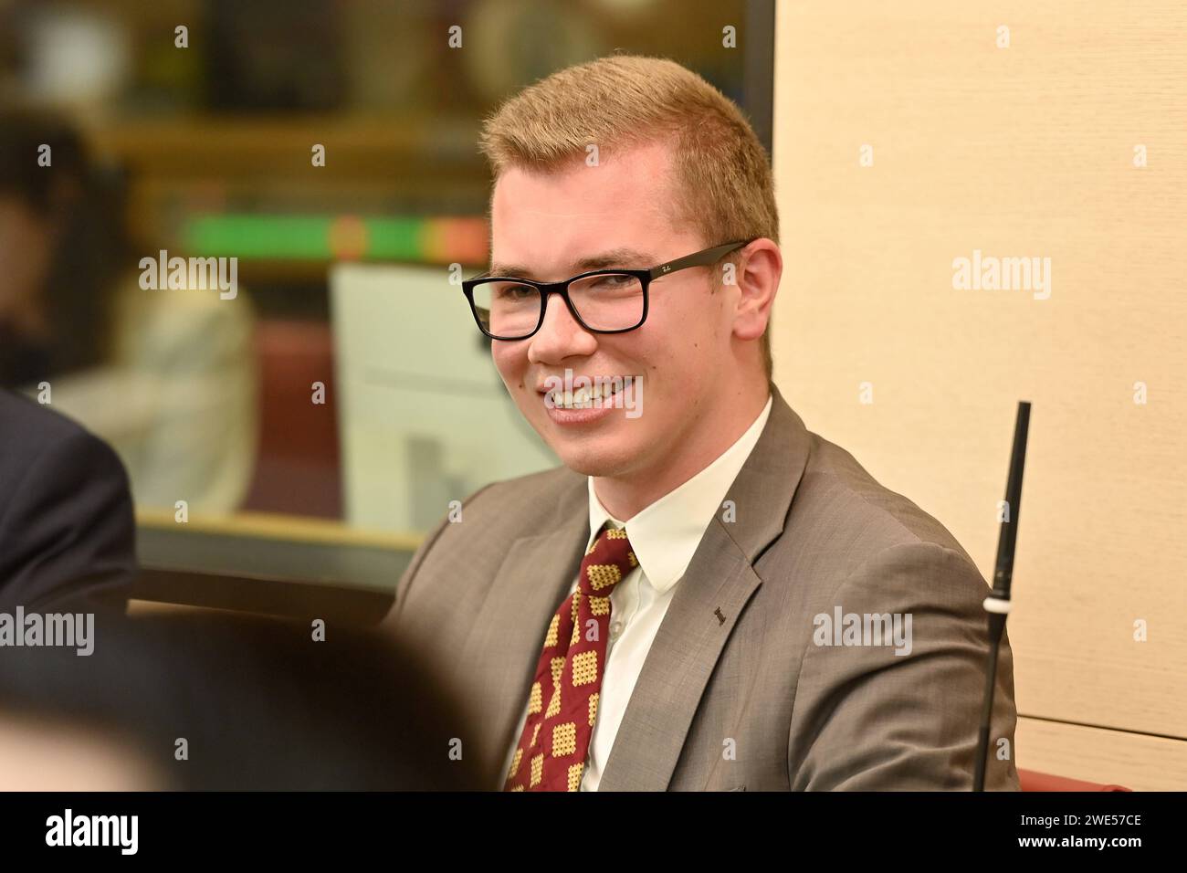 Gericht hebt Haftbefehl gegen AfD Politiker Halemba auf. ARCHIVFOTO : Daniel HALEMBA AfD, Einzelbild,angeschnittenes Einzelmotiv,Portraet,Portrait,PortrÊt. Wahl und Vereidigung des Bayerischen Ministerpraesidenten am 31.10.2023 im Bayerischen Landtag,Maximilianeum in Muenchen SVEN SIMON Fotoagentur GmbH & Co. Pressefoto KG Prinzess-Luise-Str. 41 45479 M u e l h e i m / R u h r Tél. 0208/9413250 Fax. 0208/9413260 GLS Bank BLZ 430 609 67 KTO. 4030 025 100 IBAN DE75 4306 0967 4030 0251 00 BIC GENODEM1GLS www.svensimon.net *** le tribunal annule le mandat d'arrêt contre le politicien AfD Halemba ARCHIVE PHOT Banque D'Images