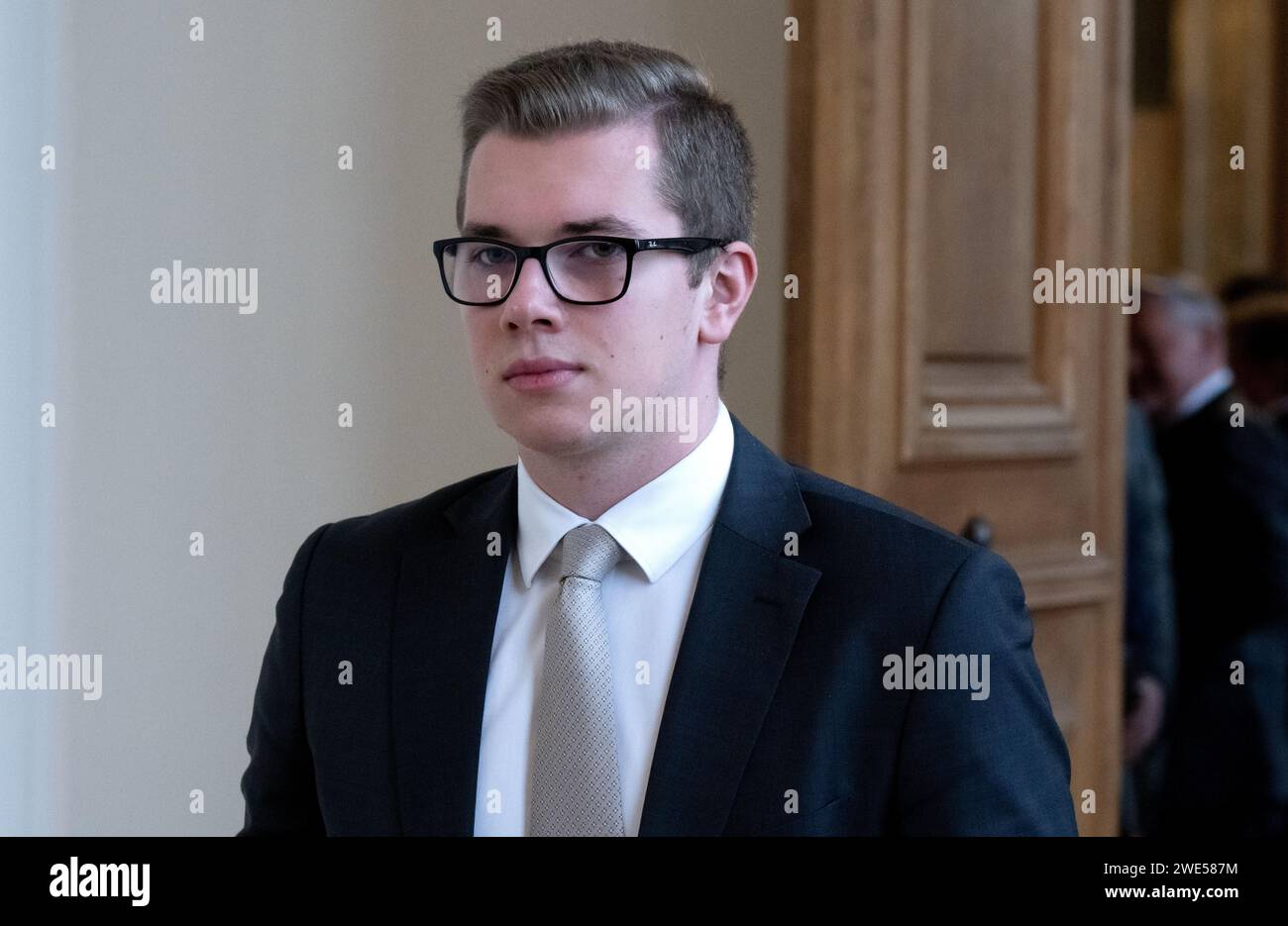 Munich, Allemagne. 12 décembre 2023. Daniel Halemba, politicien de l'AfD, arrive en séance plénière au Parlement bavarois. (À dpa 'mandat d'arrêt contre le politicien de l'AfD Halemba levé') crédit : Sven Hoppe/dpa/Alamy Live News Banque D'Images