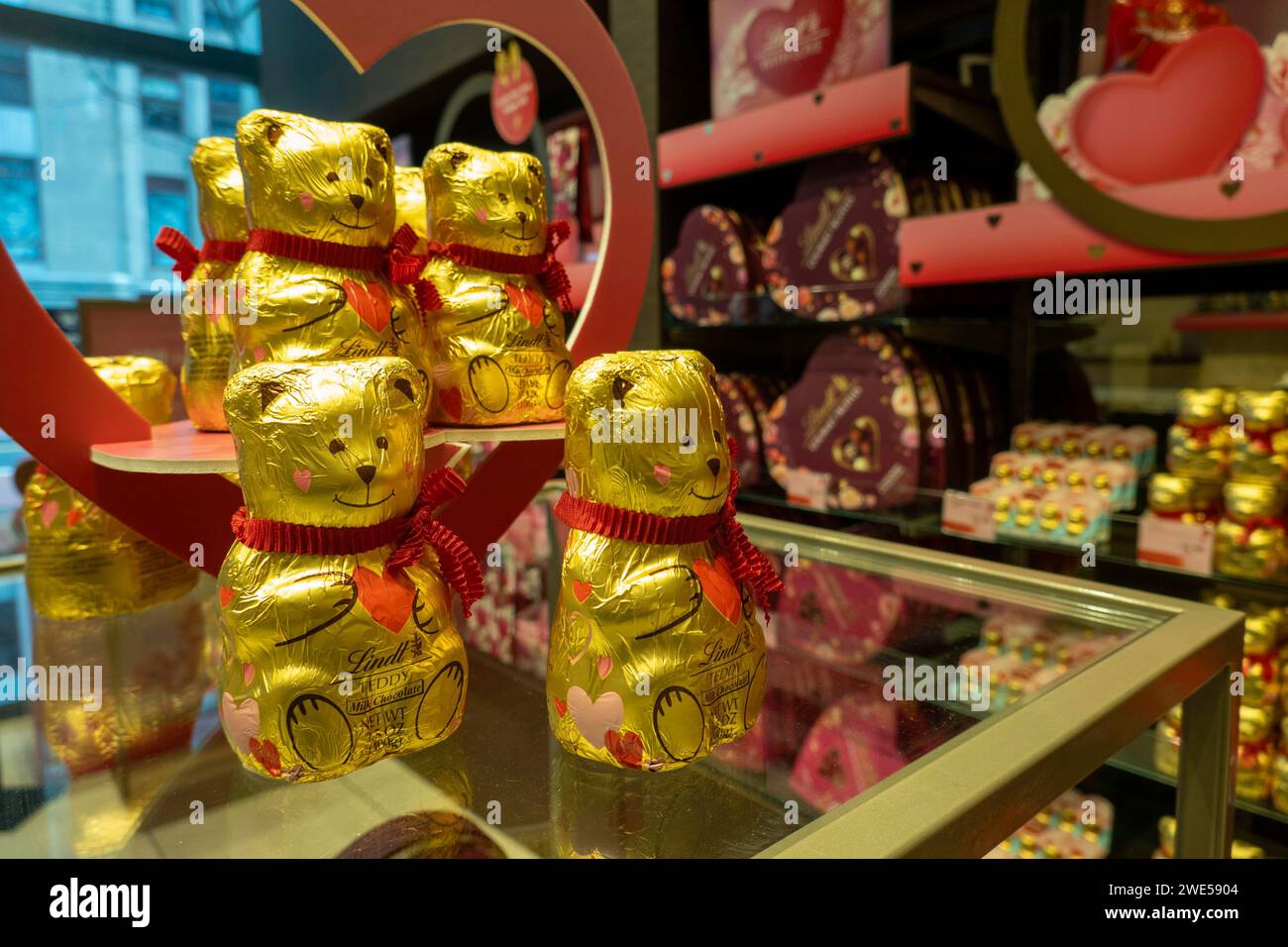 Lindt Chocolatier est un magasin suisse de bonbons situé au 34th Street Herald Square à New York City, USA 2022 Banque D'Images