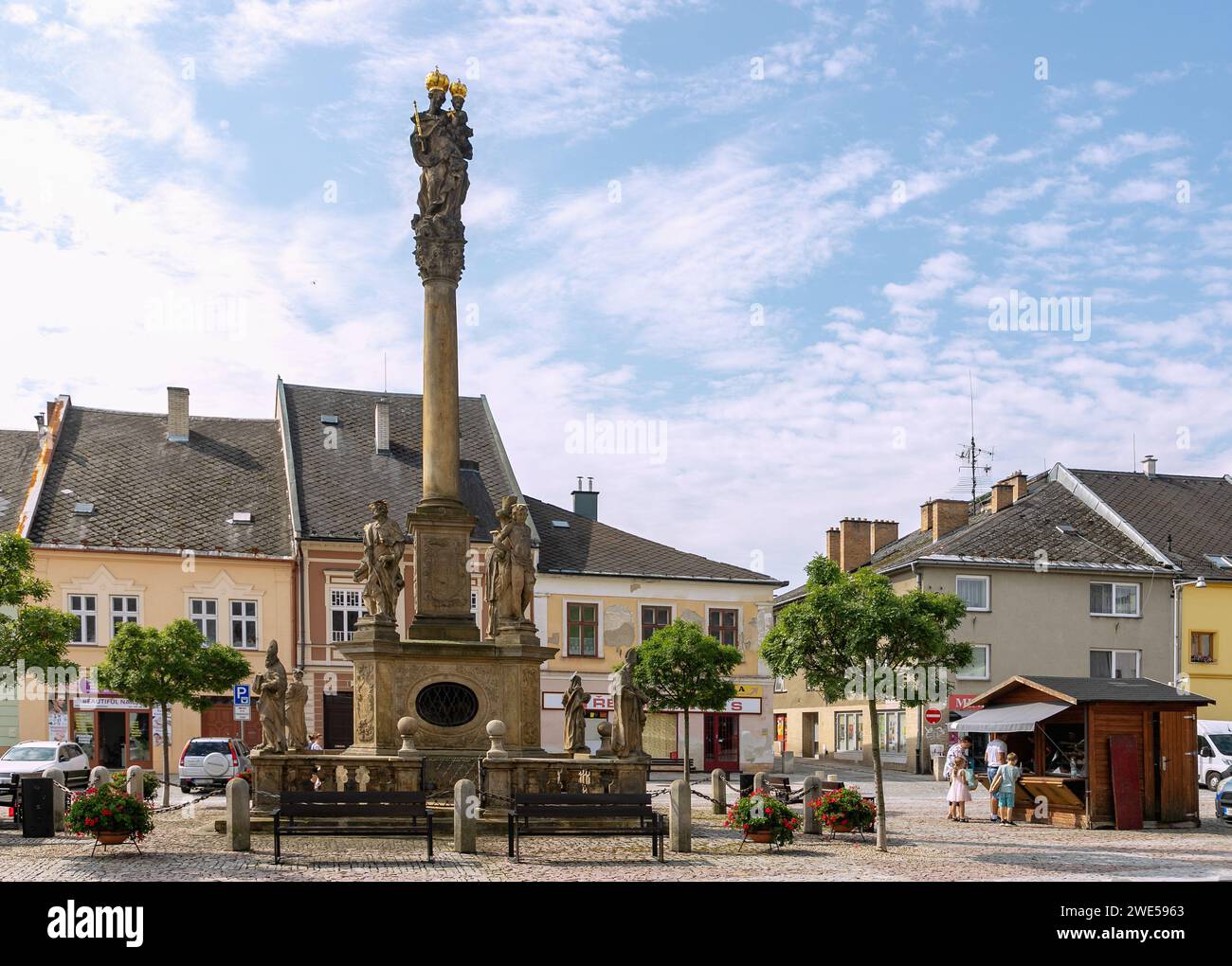 Colonne mariale sur la place du marché náměstí Svobody et tour de l'église du Kostel svatého Tomáše z Canterbury à Mohelnice en Moravie en République tchèque Banque D'Images