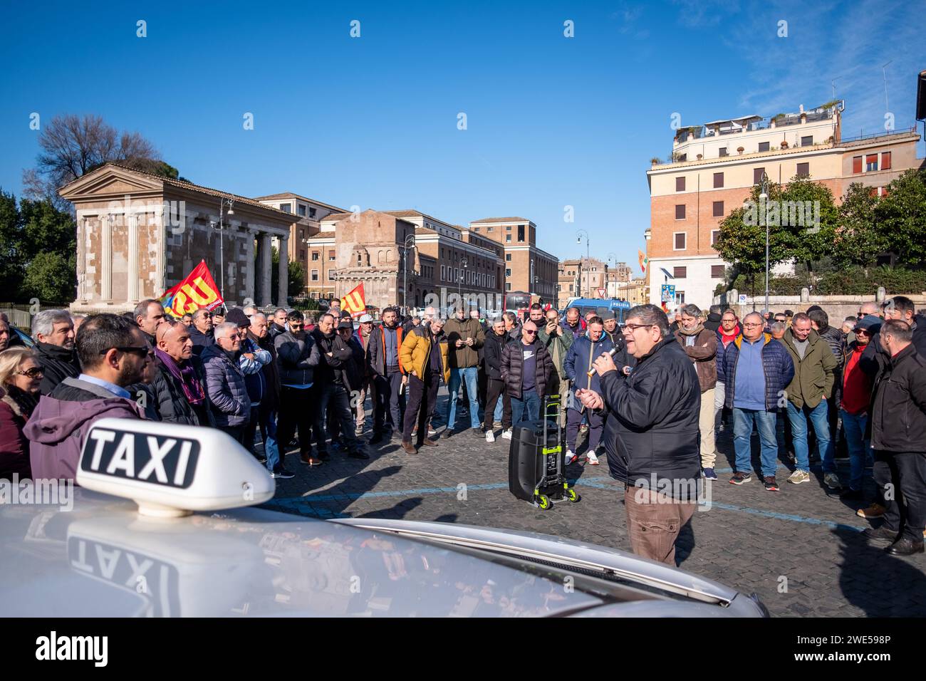 Rome, RM, Italie. 23 janvier 2024. Les chauffeurs de taxi protestent contre le fait que l'administration de la municipalité de Rome ne mette pas à jour les tarifs des taxis avec l'augmentation du coût de la vie et le non-respect des règles par les chauffeurs qui opèrent sans permis de taxi. (Image de crédit : © Marco Di Gianvito/ZUMA Press Wire) USAGE ÉDITORIAL SEULEMENT! Non destiné à UN USAGE commercial ! Banque D'Images