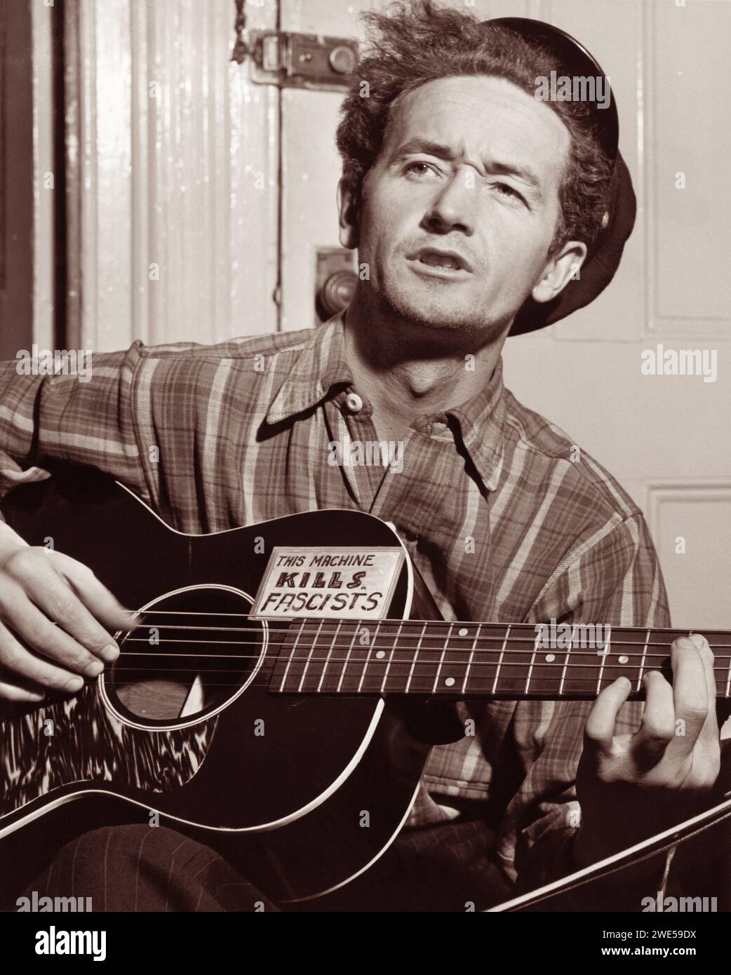 Woody Guthrie (1912-1967), musicien folklorique américain originaire de l'Oklahoma dont le travail s'est concentré sur les thèmes du socialisme américain et de l'antifascisme. Guthrie est peut-être mieux connu pour la chanson This Land is Your Land. Banque D'Images