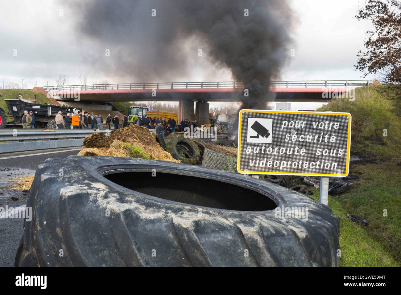 Montauban, France. 23 janvier 2024. Un feu tricolore sur l’autoroute A20, avec un panneau au premier plan : pour votre sécurité, l’autoroute est sous vidéo protection. La FNSEA et les jeunes agriculteurs du Tarn-et-Garonne rassemblent et bloquent à Montauban l'autoroute A20. France, Golfech 23 janvier 2024. Photo de Patricia Huchot-Boissier/ABACAPRESS.COM crédit : Abaca Press/Alamy Live News Banque D'Images