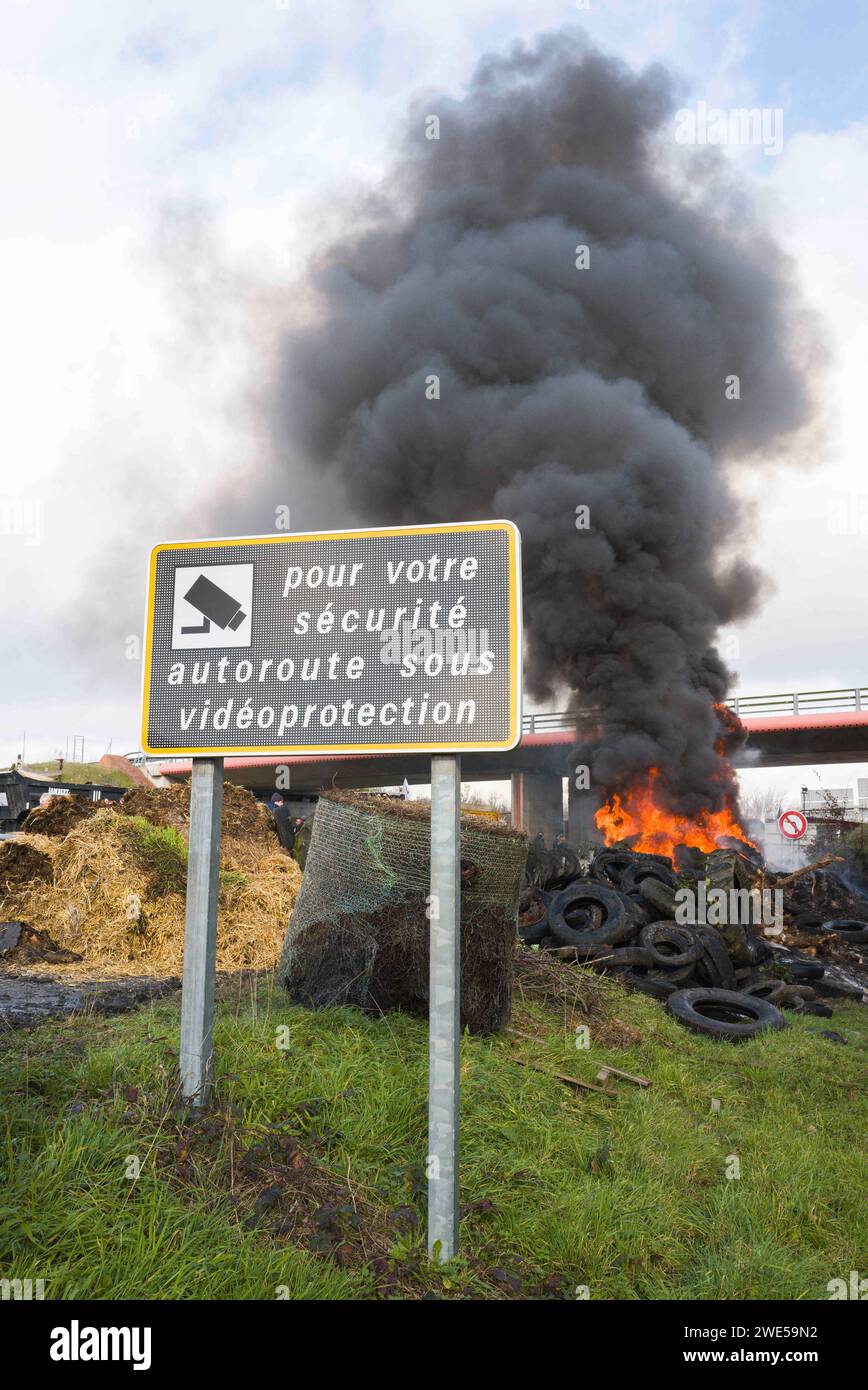 Montauban, France. 23 janvier 2024. Un feu tricolore sur l’autoroute A20, avec un panneau au premier plan : pour votre sécurité, l’autoroute est sous vidéo protection. La FNSEA et les jeunes agriculteurs du Tarn-et-Garonne rassemblent et bloquent à Montauban l'autoroute A20. France, Golfech 23 janvier 2024. Photo de Patricia Huchot-Boissier/ABACAPRESS.COM crédit : Abaca Press/Alamy Live News Banque D'Images