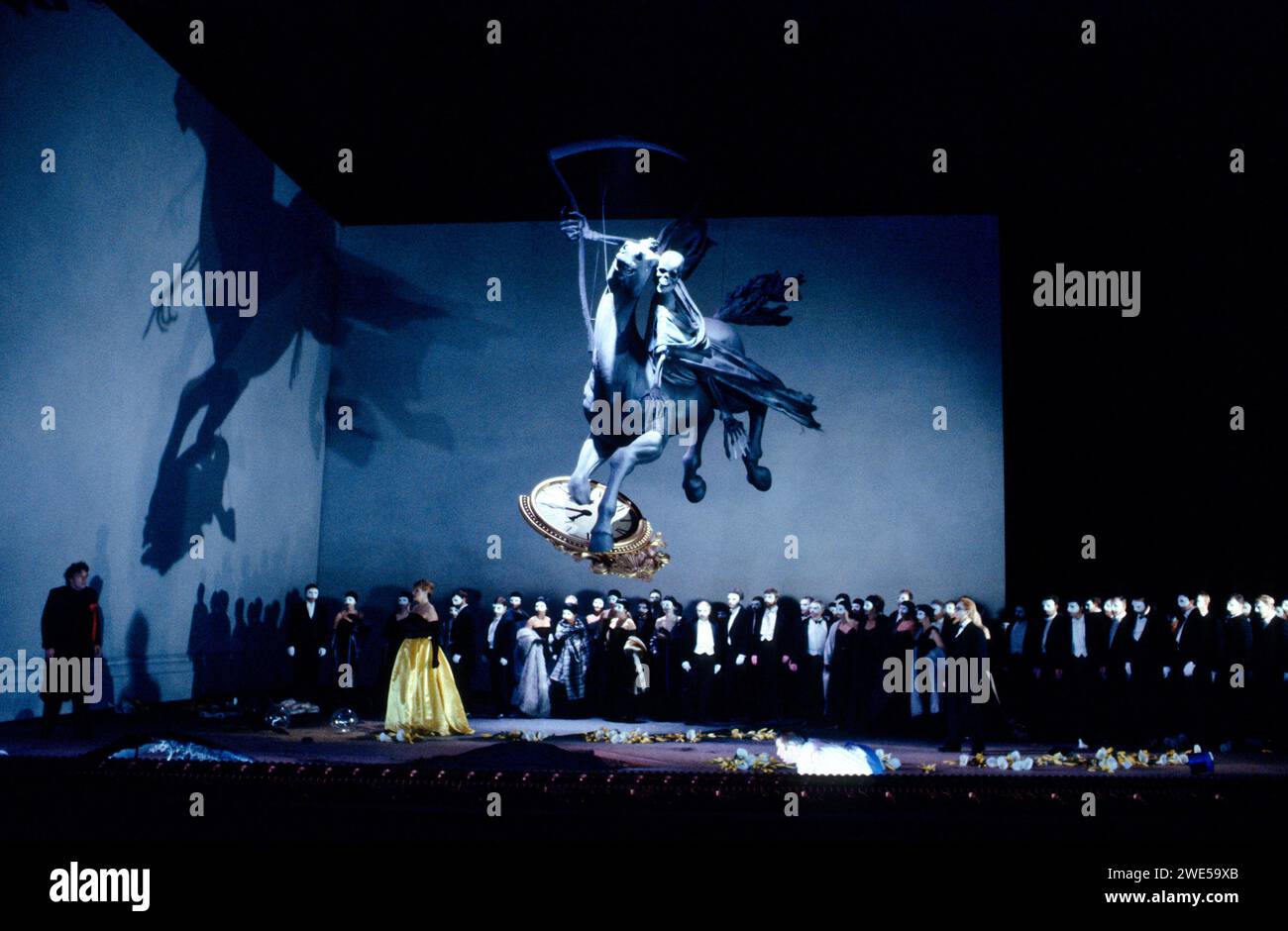 Avant, de gauche à droite : Arthur Davies (Gustavus III), Janice Cairns (Amelia Anckarstrom), Lesley Garrett (Oscar) dans Un BAL MASQUÉ à l'English National Opera (ENO), London Coliseum, London WC2 14/09/1989 musique : Giuseppe Verdi livret : Antonio Somma chef d'orchestre : Mark Elder design : David Fielding éclairage : Wolfgang Gobbel réalisateur : David Alden Banque D'Images