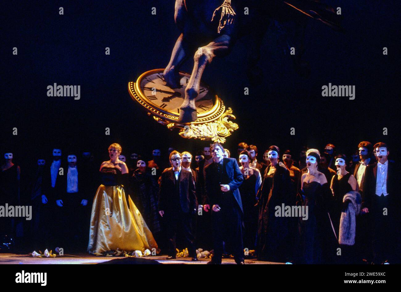 Centre, de gauche à droite : Janice Cairns (Amelia Anckarstrom), Lesley Garrett (Oscar), Arthur Davies (Gustavus III) dans Un BAL MASQUÉ à l'English National Opera (ENO), London Coliseum, London WC2 14/09/1989 musique : Giuseppe Verdi livret : Antonio Somma chef d'orchestre : Mark Elder design : David Fielding éclairage : Wolfgang Gobbel réalisateur : David Alden Banque D'Images