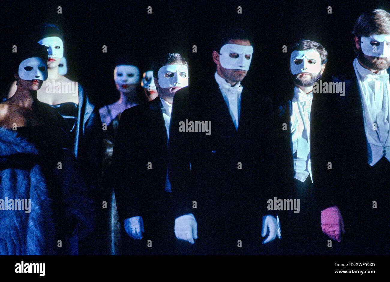 Chœur masqué dans Un BAL MASQUÉ à l'English National Opera (ENO), London Coliseum, Londres WC2 14/09/1989 musique : Giuseppe Verdi livret : Antonio Somma chef d'orchestre : Mark Elder design : David Fielding éclairage : Wolfgang Gobbel réalisateur : David Alden Banque D'Images