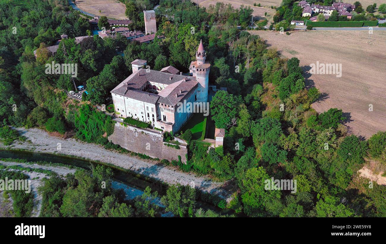 Vue aérienne du village médiéval et du château de Rivalta à Piacenza, Emilie Romagne, Italie Banque D'Images