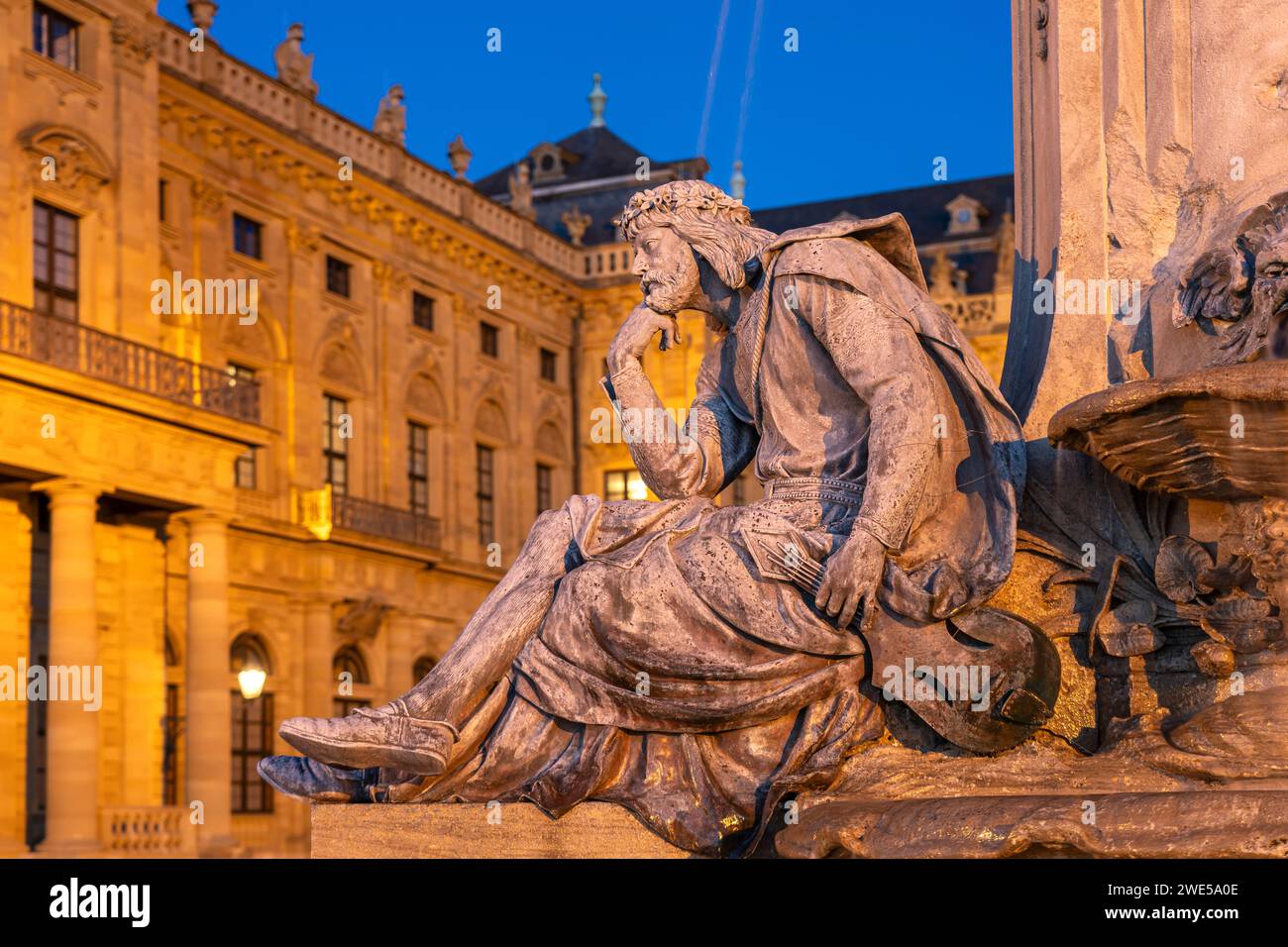 Statue du poète Walther von der Vogelweide à la fontaine Frankonia devant la Residenz au crépuscule, Würzburg, Bavière, Allemagne Banque D'Images