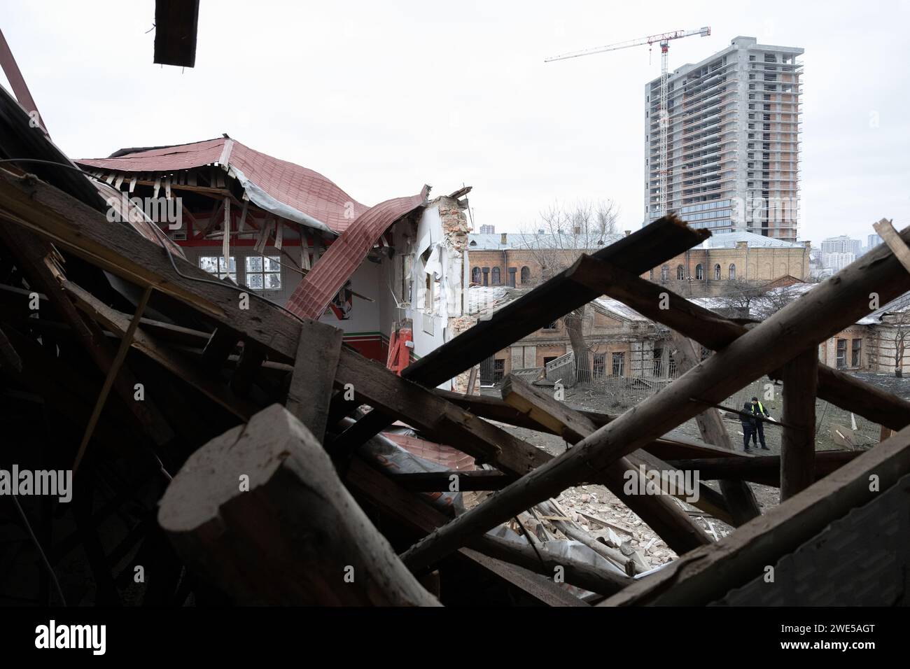 Kiev, Ukraine. 23 janvier 2024. Une vue de l'arène sportive de l'académie de football pour enfants Lokomotyv Kiev qui a été touchée par une frappe de missile à Kiev. Au moins 21 personnes ont été blessées après que des tirs de missiles russes aient frappé Kiev, selon les services d’urgence ukrainiens. (Image de crédit : © Oleksii Chumachenko/SOPA Images via ZUMA Press Wire) USAGE ÉDITORIAL SEULEMENT! Non destiné à UN USAGE commercial ! Banque D'Images