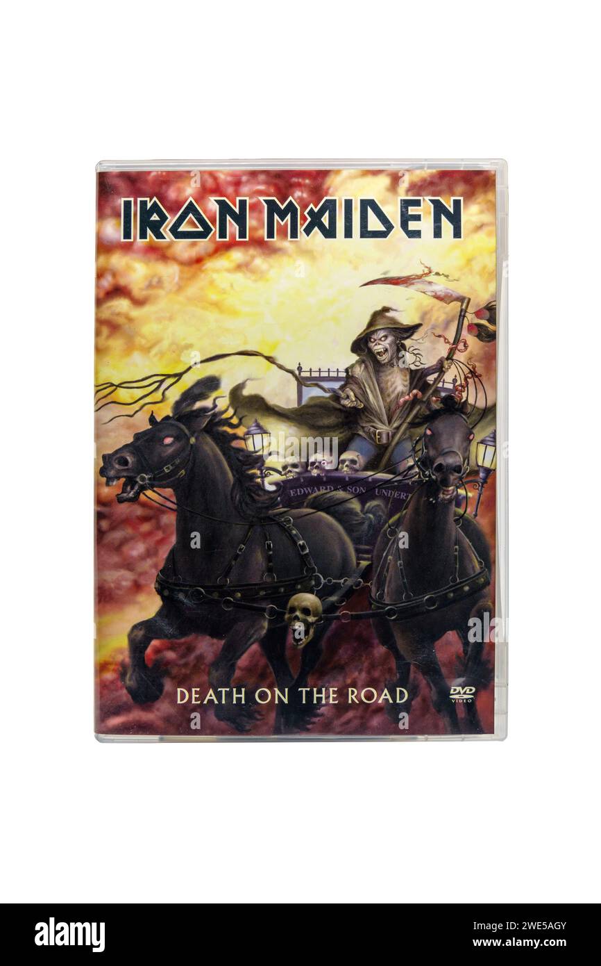 Iron Maiden - couverture du DVD Death on the Road. Isolé sur fond blanc avec un chemin de détourage. Lahti, Finlande. 17 décembre 2023. Banque D'Images