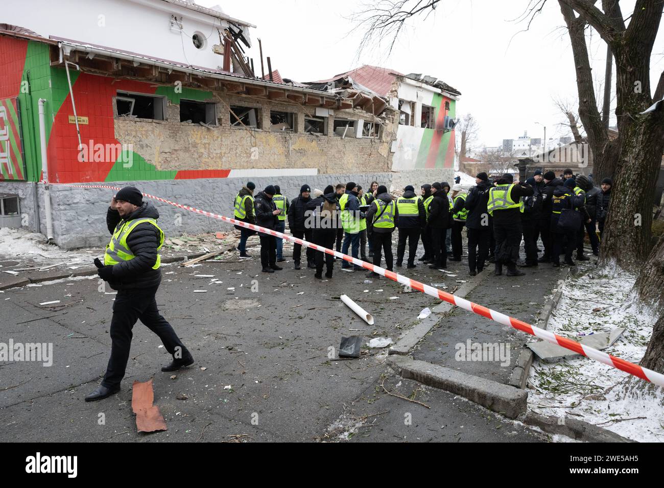 Kiev, Ukraine. 23 janvier 2024. Des officiers de police aperçus près de l'arène sportive de l'académie de football pour enfants Lokomotyv Kiev qui a été touchée par une frappe de missile à Kiev. Au moins 21 personnes ont été blessées après que des tirs de missiles russes aient frappé Kiev, selon les services d’urgence ukrainiens. (Image de crédit : © Oleksii Chumachenko/SOPA Images via ZUMA Press Wire) USAGE ÉDITORIAL SEULEMENT! Non destiné à UN USAGE commercial ! Banque D'Images