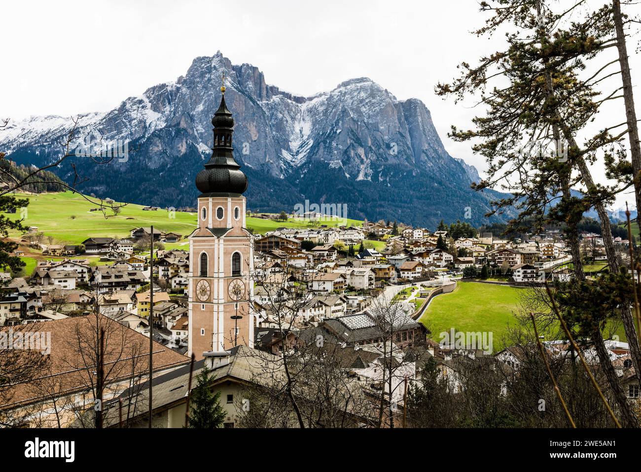 Village et montagnes enneigées, vue sur Schlern et Rosengarten, printemps, Castelrotto, Dolomites, Tyrol du Sud, Italie Banque D'Images