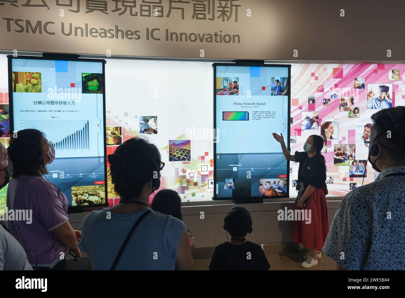 *** STRICTEMENT AUCUNE VENTE AUX MÉDIAS OU ÉDITEURS FRANÇAIS - DROITS RÉSERVÉS ***06 OCTOBRE 2023 - HSINCHU, TAÏWAN: une employée (R) du TSMC Museum of innovation donne une visite aux visiteurs, au cours de laquelle elle explique comment Taiwan Semiconductor Manufacturing Company (TSMC) produit ses circuits intégrés et ses dispositifs semi-conducteurs. Banque D'Images