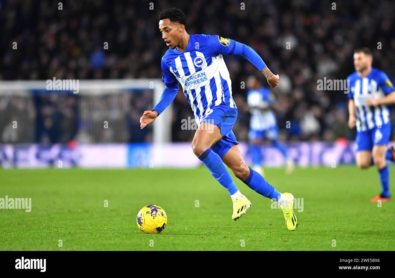 Joao Pedro de Brighton sur le ballon lors du match de Premier League entre Brighton et Hove Albion et Wolverhampton Wanderers à l'American Express Stadium, Brighton, Royaume-Uni - 22 janvier 2024 photo Simon Dack / Telephoto Images. Usage éditorial uniquement. Pas de merchandising. Pour les images de football des restrictions FA et Premier League s'appliquent inc. Aucune utilisation Internet/mobile sans licence FAPL - pour plus de détails contacter football Dataco Banque D'Images