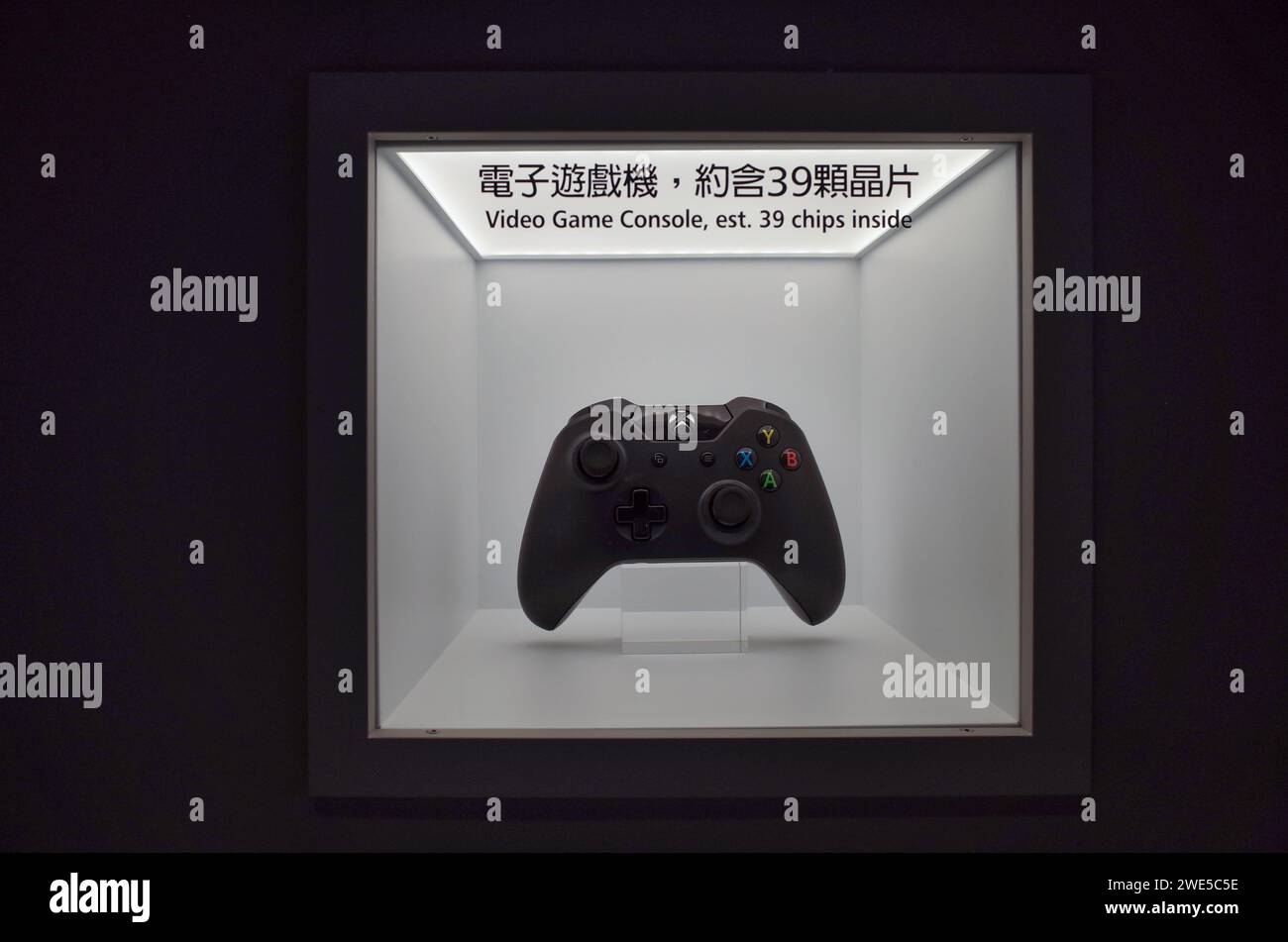 *** STRICTEMENT AUCUNE VENTE AUX MÉDIAS OU ÉDITEURS FRANÇAIS - DROITS RÉSERVÉS ***October 06, 2023 - Hsinchu, Taiwan : un contrôleur de jeu vidéo XBOX présenté au Musée de l'innovation TSMC, qui détaille comment la Taiwan Semiconductor Manufacturing Company (TSMC) produit ses circuits intégrés et ses dispositifs semi-conducteurs. La légende indique qu'il y a environ 39 jetons dans une console de jeux vidéo. Banque D'Images