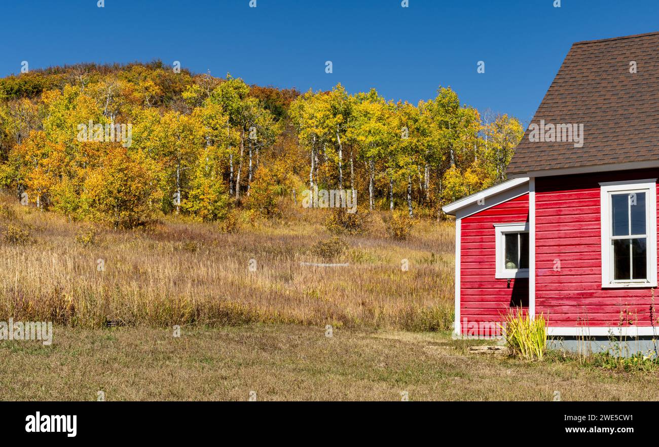 Petite école rouge à Hinton Gulch avec feuillage d'automne. Banque D'Images