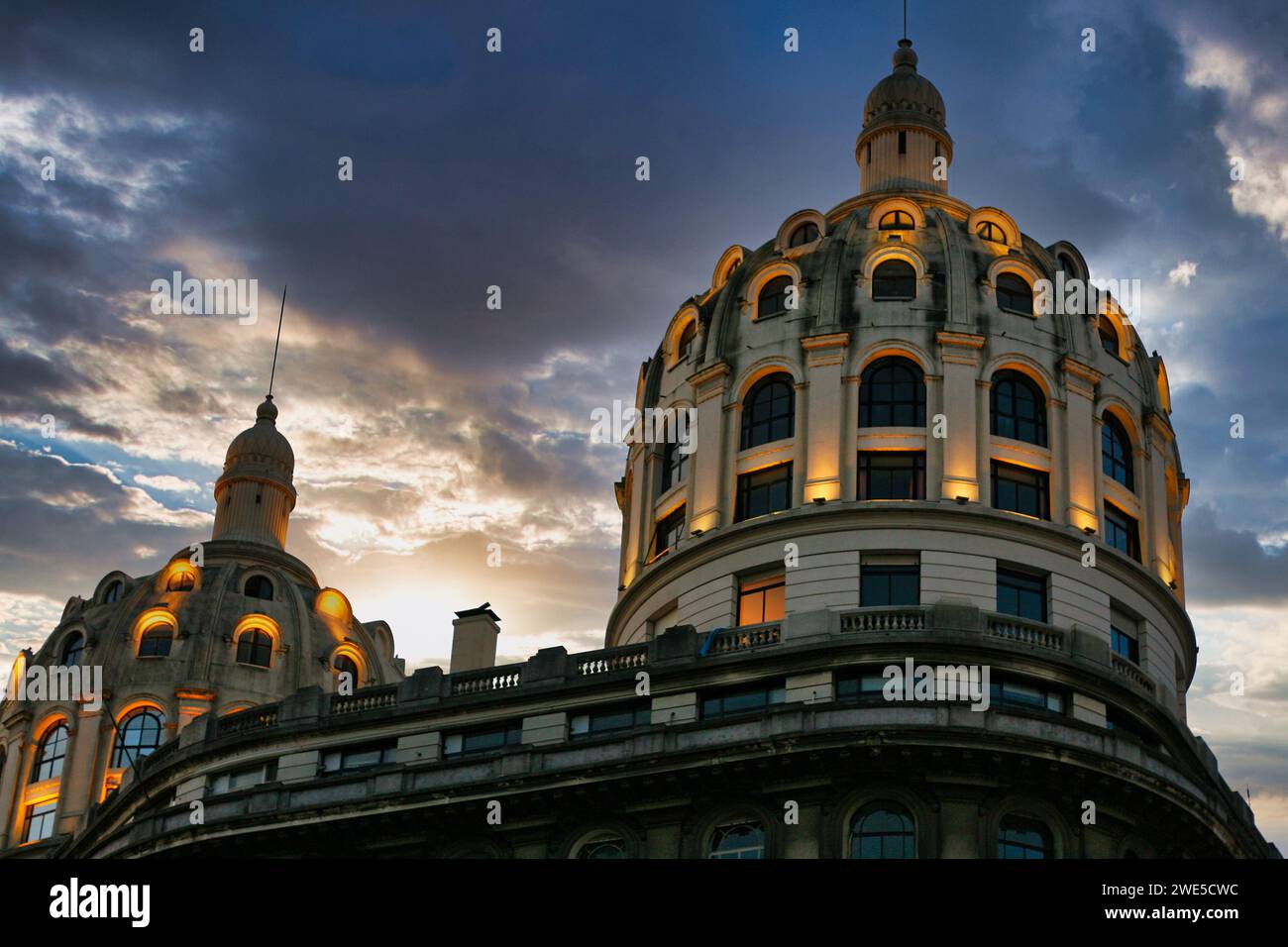 Dômes du bâtiment historique Bencich à Buenos Aires sur un coucher de soleil sur l'avenue nord diagonale Banque D'Images