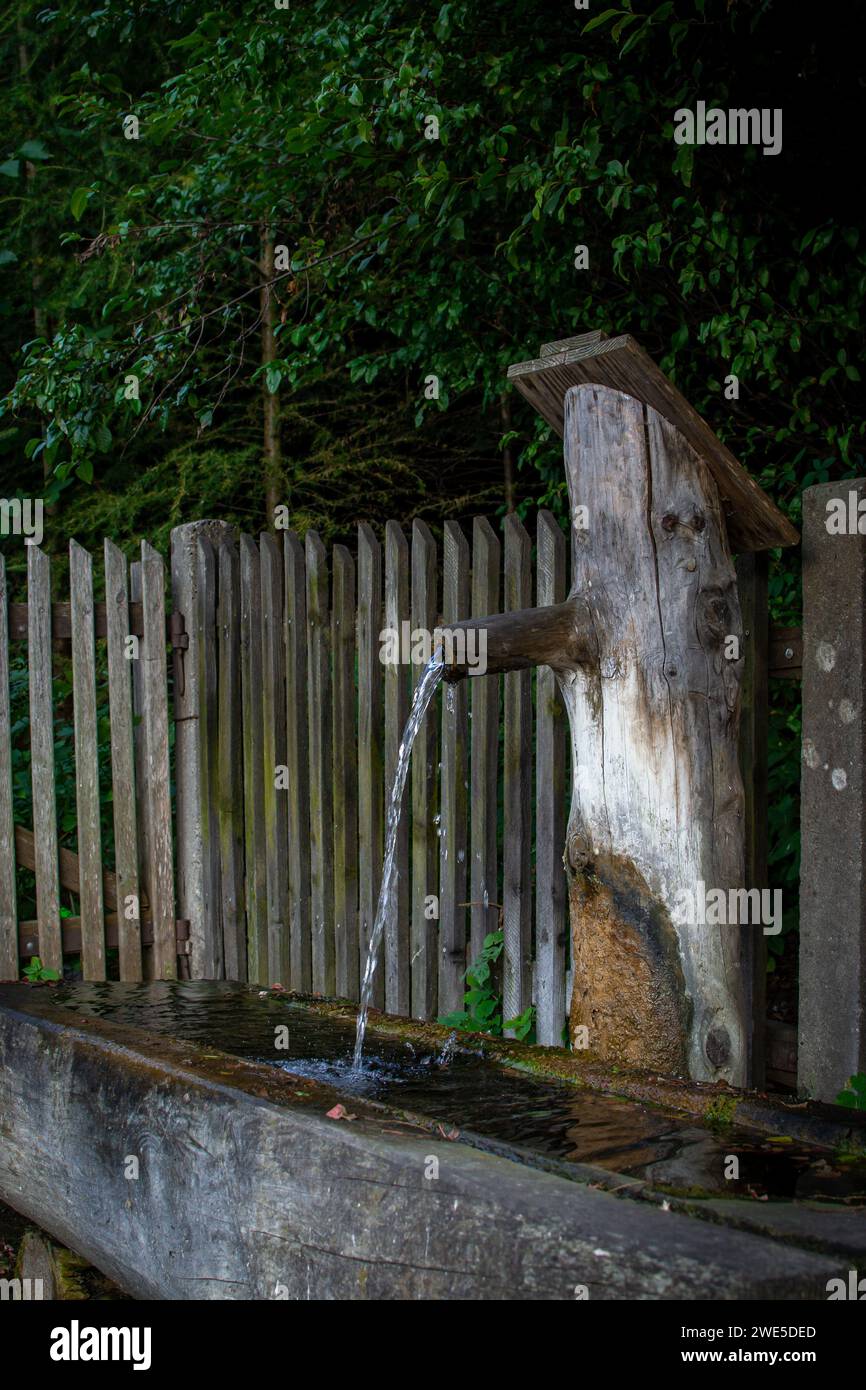 source d'eau potable dans les rues de la ville, fontaine potable dans les montagnes Banque D'Images