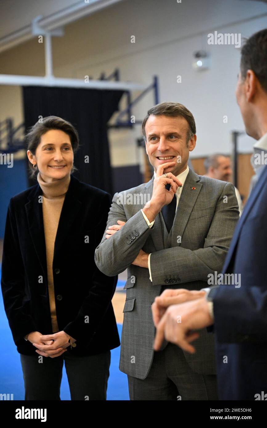 Paris, France. 23 janvier 2024. @ Pool/Eliot Blondet/France, Paris, 2024/01/23 le président français Emmanuel Macron, la ministre française des Sports Amélie Oudea-Castera et le directeur de l'INSEP Fabien Canu lors de sa visite à l'INSEP (Institut national du sport, de l'expertise et de la performance) pour présenter ses salutations olympiques et paralympiques à Paris, le 23 janvier 2024. Crédit : MAXPPP/Alamy Live News Banque D'Images