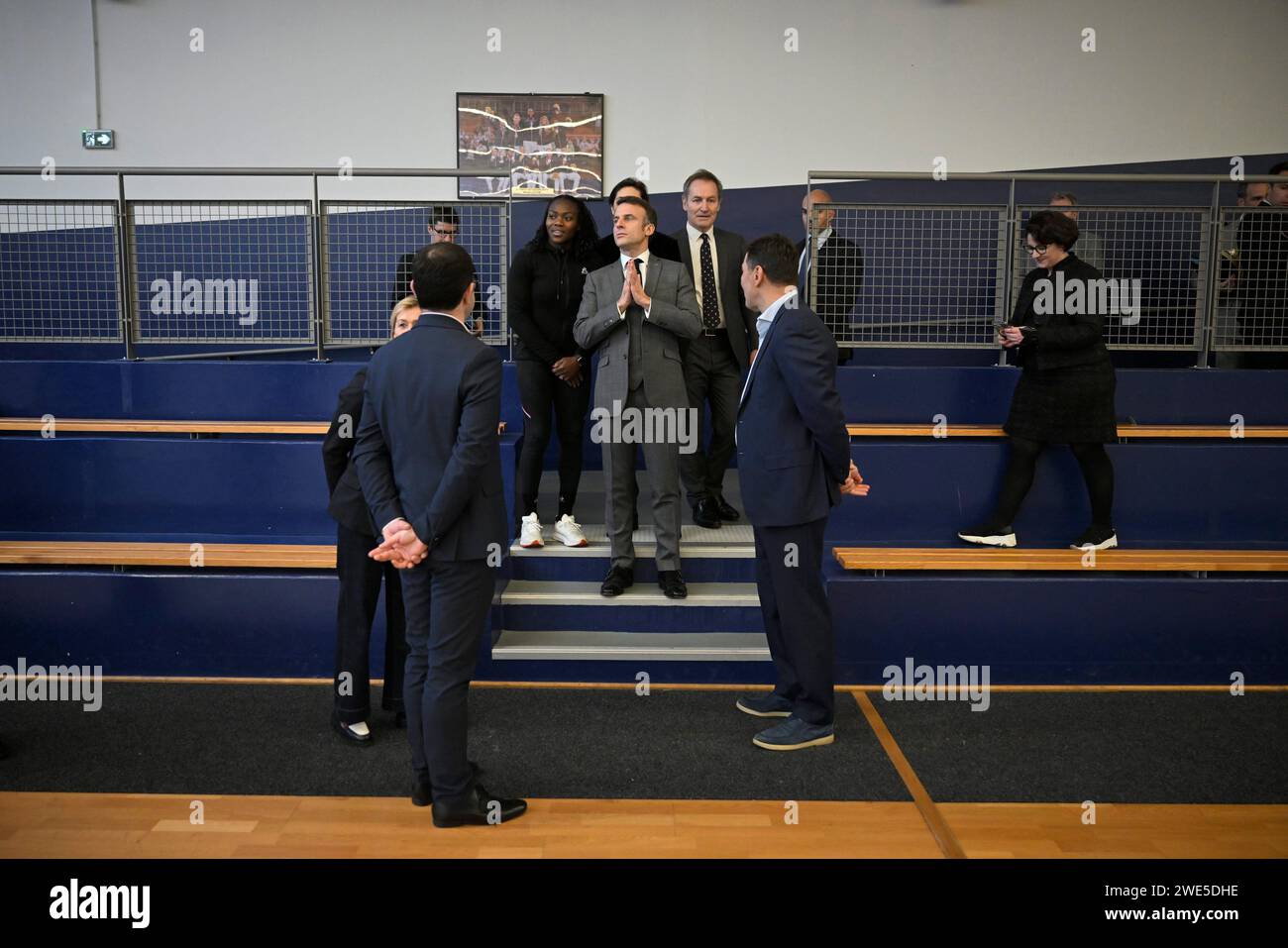 Paris, France. 23 janvier 2024. @ Pool/Eliot Blondet/France, Paris, 2024/01/23 le président français Emmanuel Macron, la ministre française des Sports Amélie Oudea-Castera et le directeur de l'INSEP Fabien Canu lors de sa visite à l'INSEP (Institut national du sport, de l'expertise et de la performance) pour présenter ses salutations olympiques et paralympiques à Paris, le 23 janvier 2024. Crédit : MAXPPP/Alamy Live News Banque D'Images