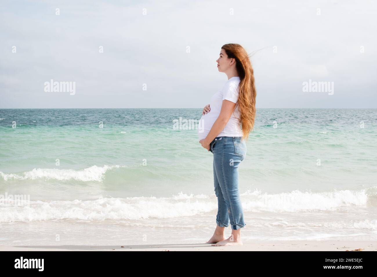 Femme enceinte appréciant l'océan. Femme enceinte sur la plage. Bonne grossesse en bonne santé. concept de bien-être Banque D'Images