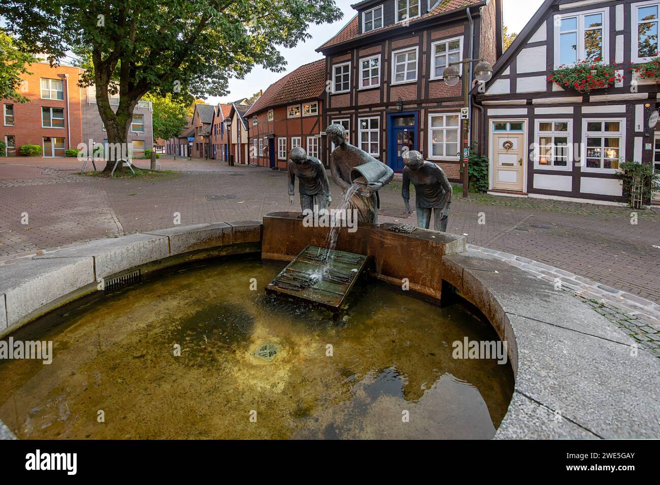 Nienburg, la fontaine à asperges créée en 1998 par Helge Michael Breig (11930-2020) symbolise l'importance de la ville comme un centre pour les asperges c Banque D'Images