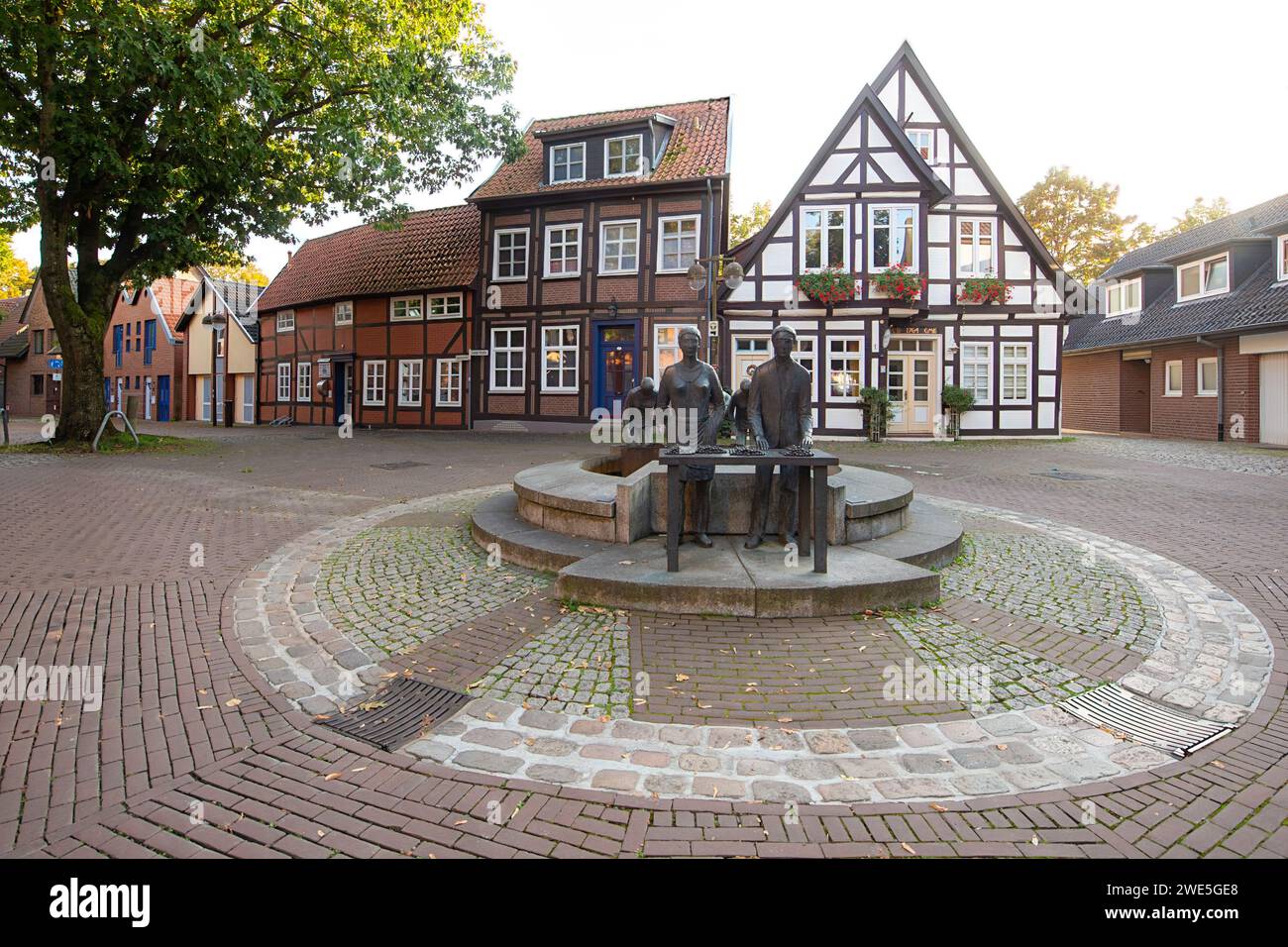 Nienburg, la fontaine à asperges créée en 1998 par Helge Michael Breig (11930-2020) symbolise l'importance de la ville comme un centre pour les asperges c Banque D'Images