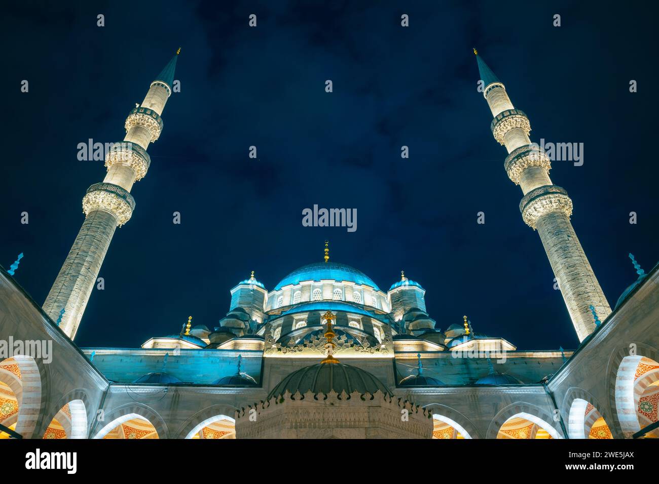 Eminonu Yeni Cami aka Nouvelle Mosquée vue la nuit depuis la cour. Visitez Istanbul concept photo. Ramadan ou photo de fond islamique. Banque D'Images