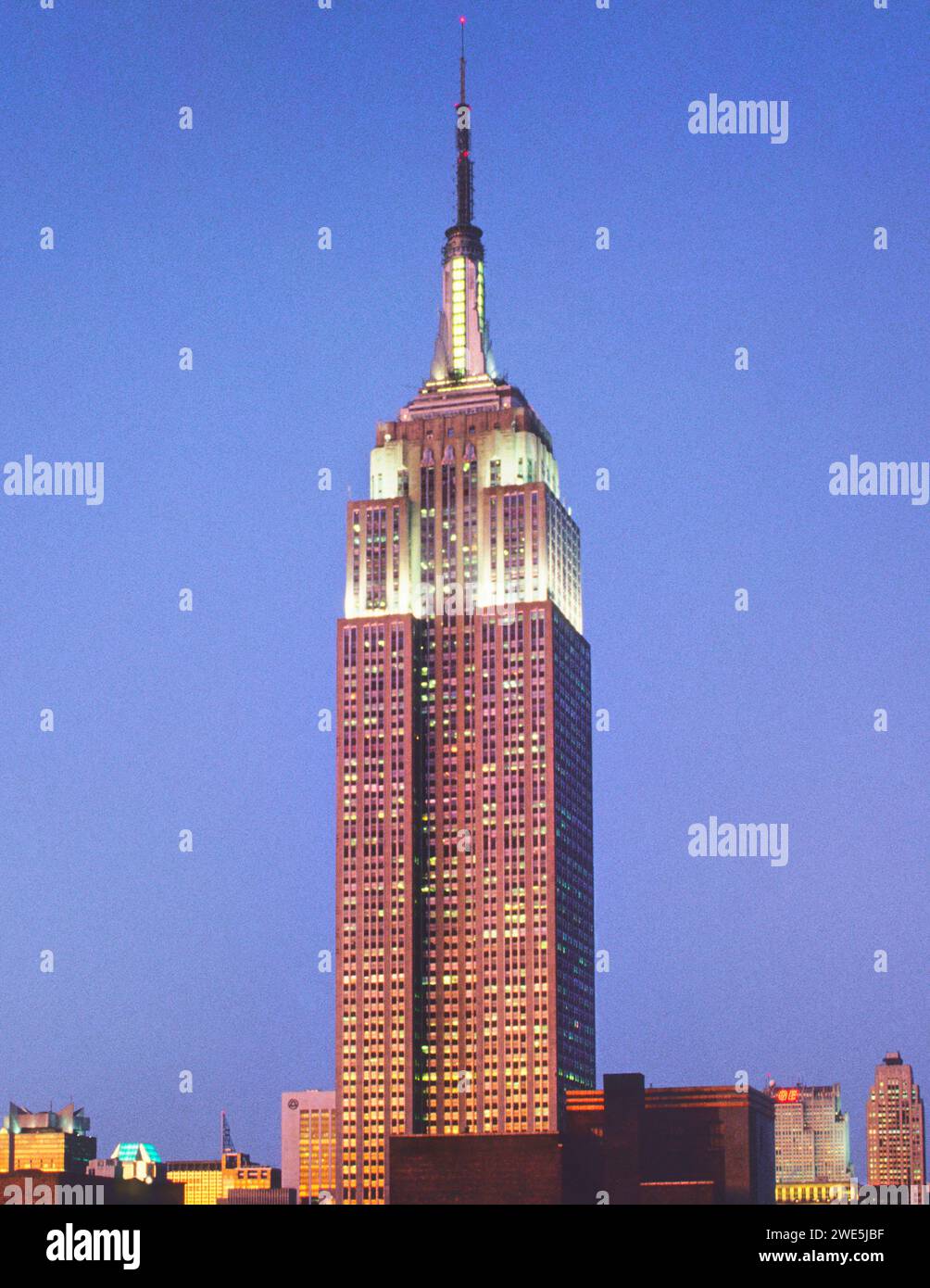 Empire State Building à New York Midtown Manhattan. Gratte-ciel immeuble de bureaux tour la nuit New York City USA Banque D'Images