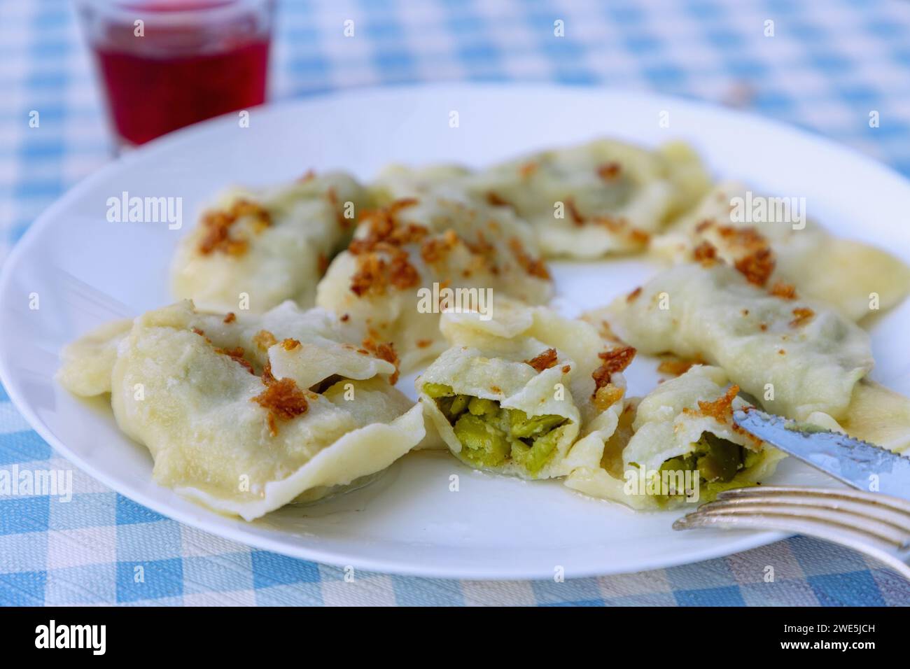 Pirogi farci de pois et de wasabi, et compote, servi à Wieliczka en petite-Pologne en Pologne Banque D'Images