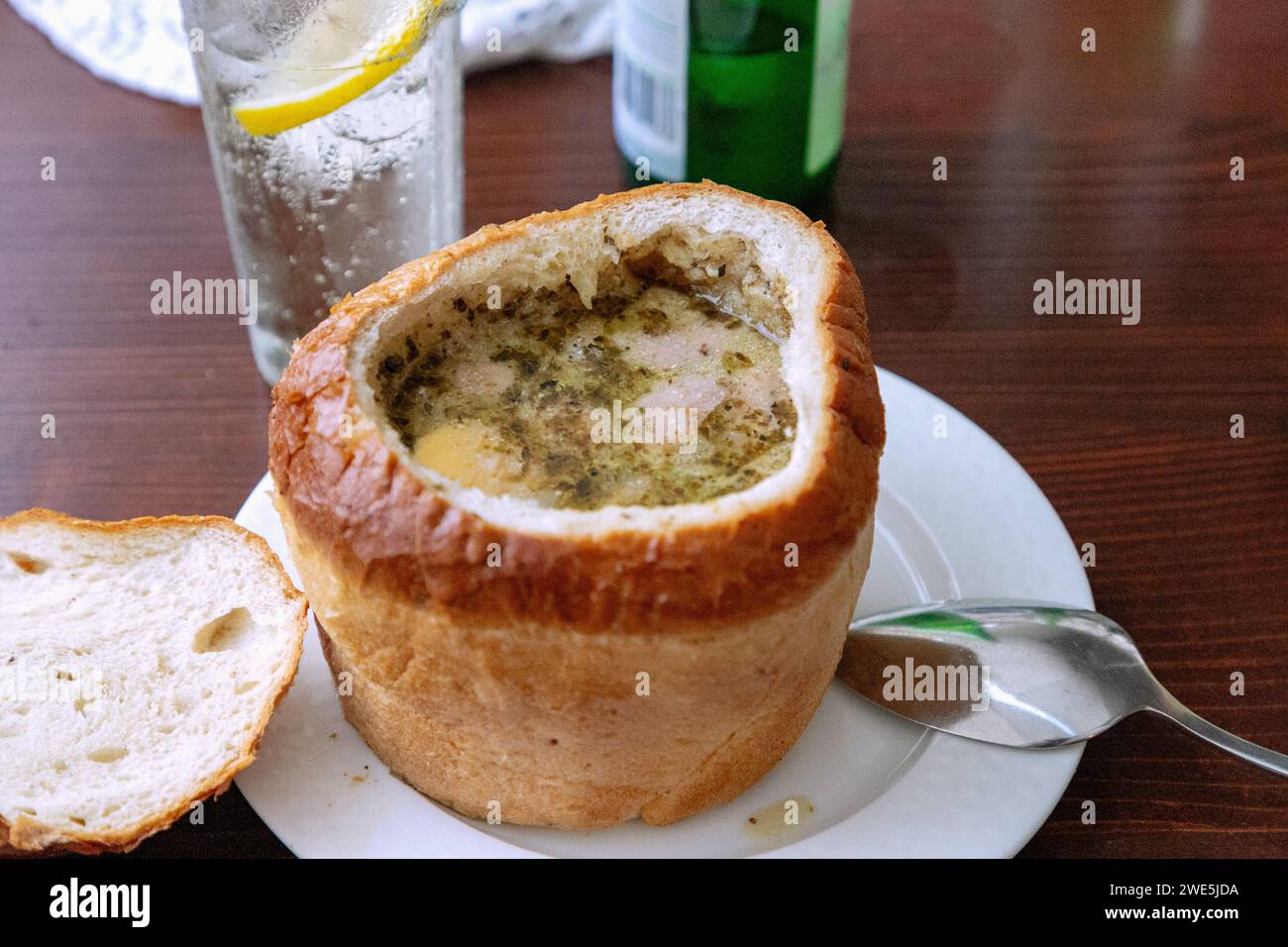 Żurek, soupe de farine aigre polonaise dans de la pâte à pain, servie à Kraków en Pologne Banque D'Images
