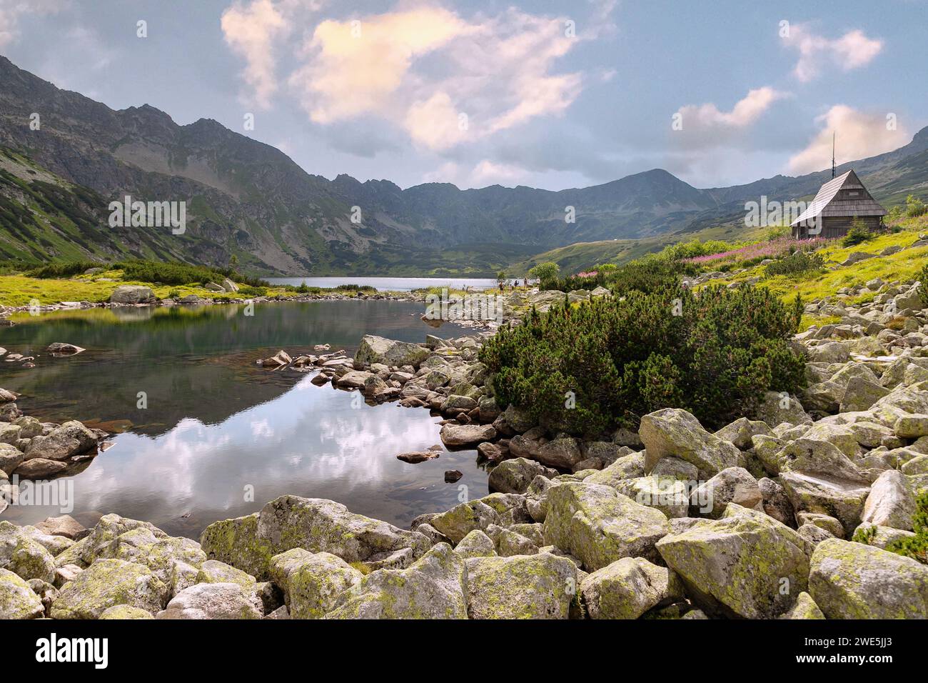 Lac Wielki Staw et Mały Staw sur le sentier de randonnée de la vallée des cinq étangs polonais (Dolina Pięciu Stawów Polskich) et Morskie Oko dans la Tatra Banque D'Images