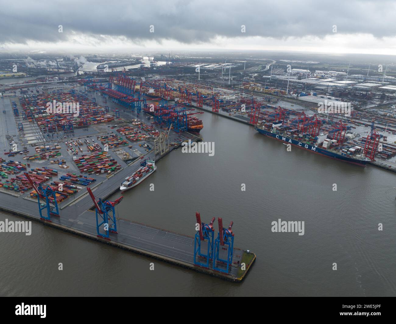 Hambourg, Allemagne, 30 décembre 2023 : terminal à conteneurs de Hambourg. Port maritime sur la rivière Elbe à Hambourg, Allemagne, à 110 kilometresde son embouchure sur le Banque D'Images