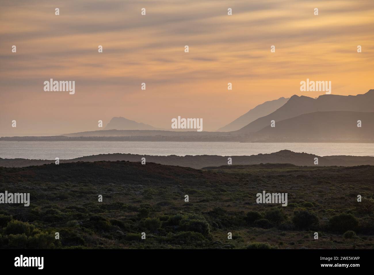 Réserve naturelle de Walker Bay et montagnes de la réserve naturelle de Maanschynkop au coucher du soleil, Stanford, Western Cape, Afrique du Sud Banque D'Images