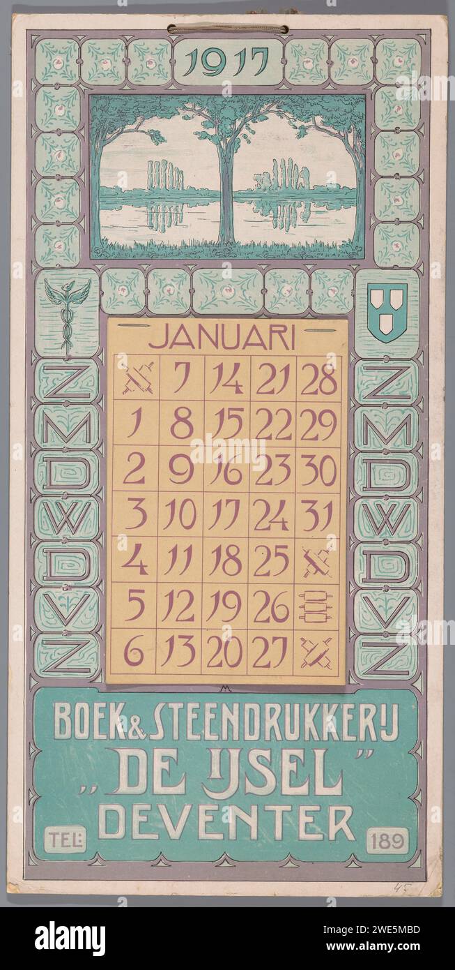 Calendrier 1917, Simon Moulijn, dans ou avant le calendrier 1917. Imprimer le calendrier avec au devant du calendrier Blad janvier 1917 et en dessous les mois de février à décembre. Autour du calendrier magazines un bord d'ornement et un paysage de rivière ; au bas du texte 'Boek & Steendrukkerij 'de IJsel' Deventer tel : 189 '. Au sommet deux trous avec une corde pour accrocher le calendrier avec. Papier Deventer. carton. calendrier à corde, almanach. river Deventer Banque D'Images